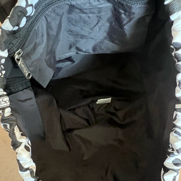 Lesportsac Black White Floral Drawstring Flap Snap Buckle Closure Medium Size - Picture 4 of 8